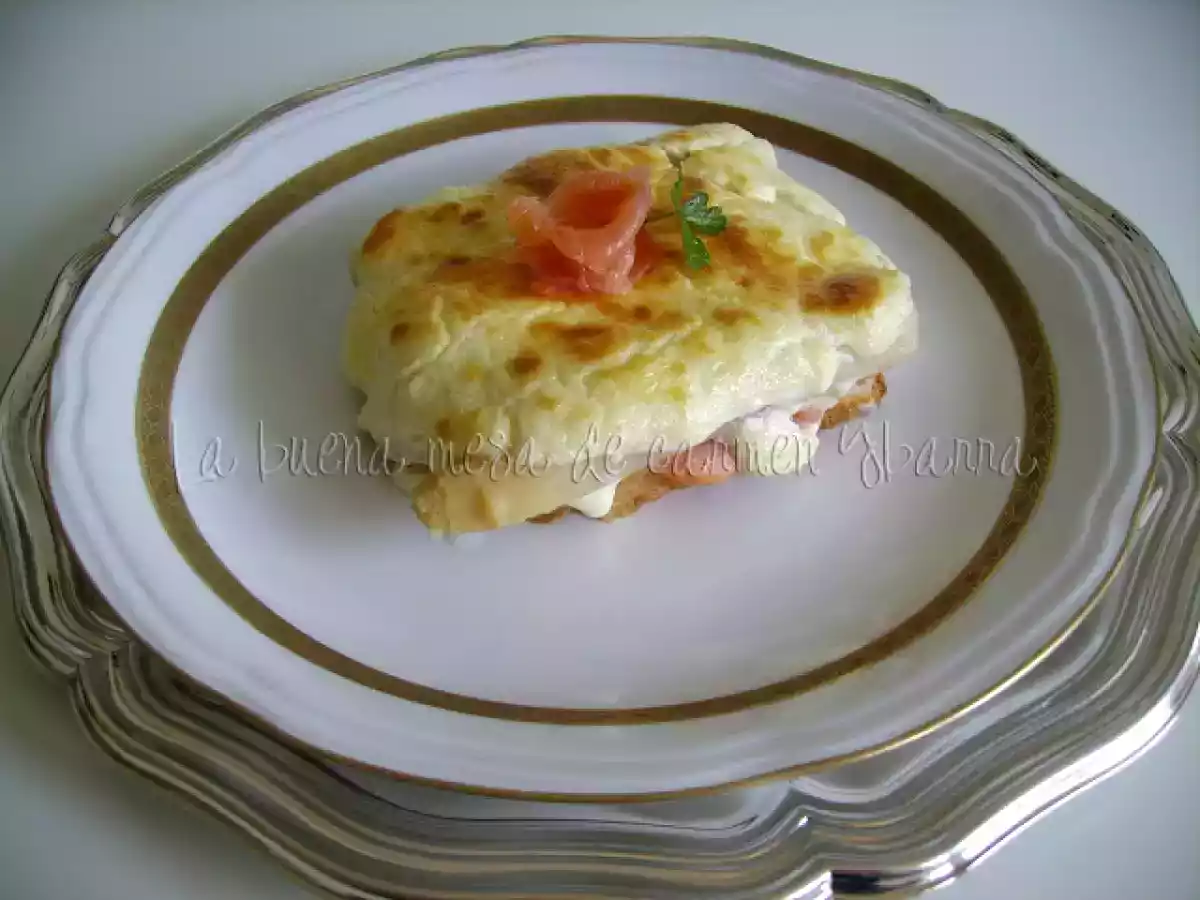 Tosta gratinada de salmón y espárragos