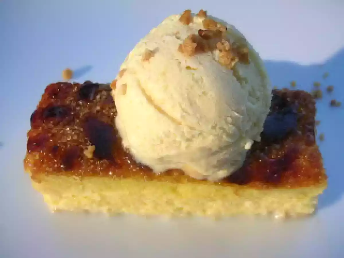 Tostada caramelizada de sobao pasiego crujiente con helado de sobao pasiego