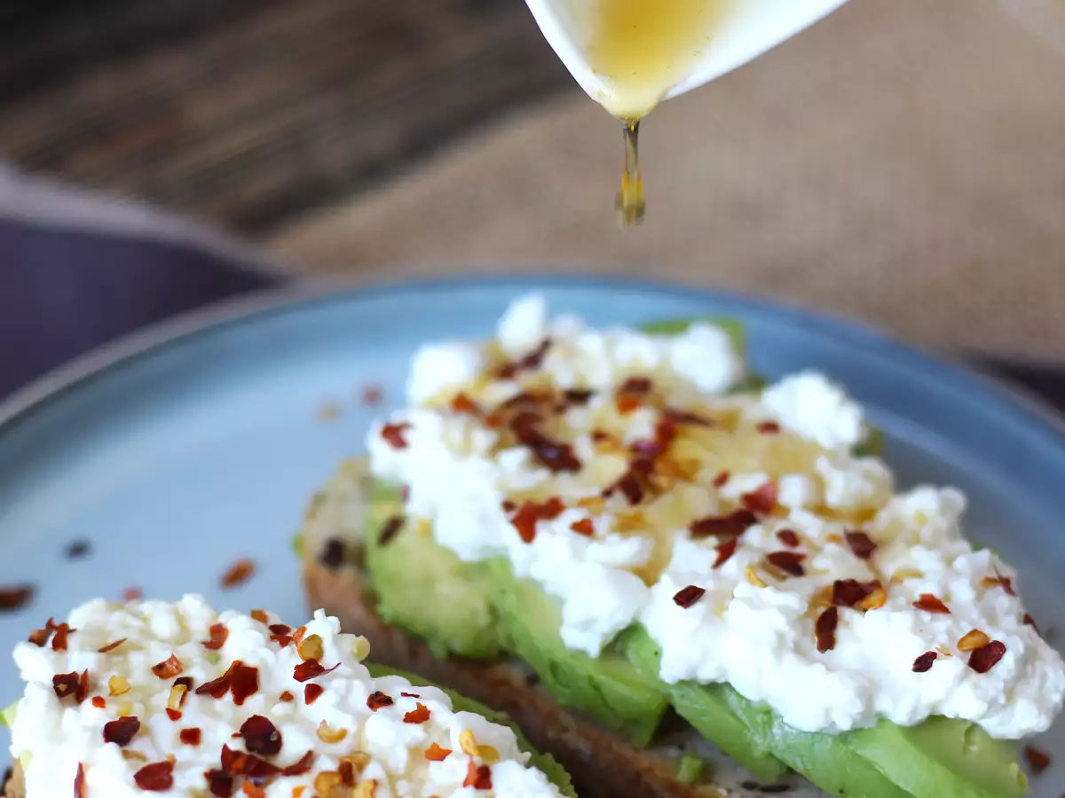 Tostada de aguacate y cottage cheese con miel picante - foto 2