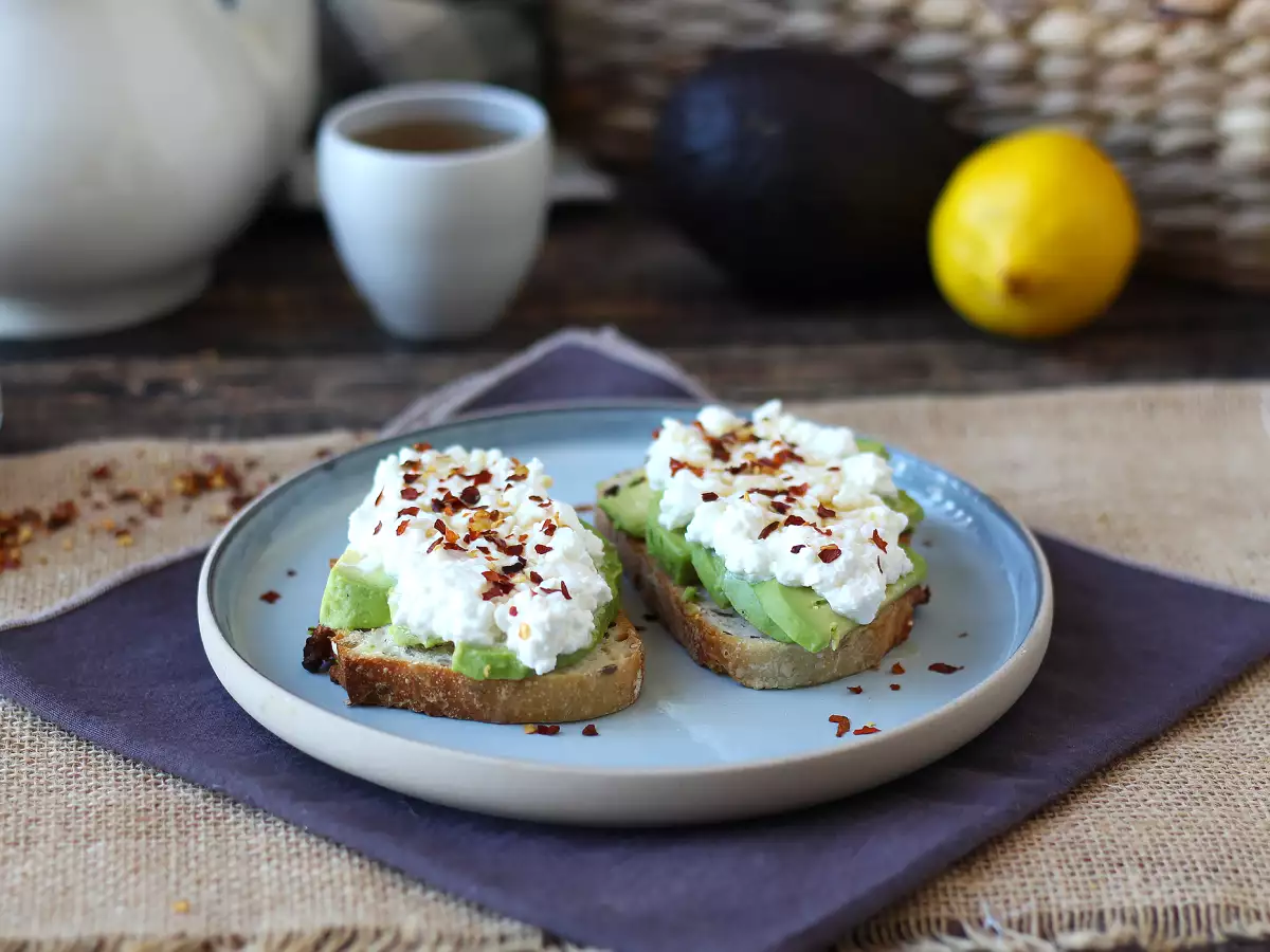 Tostada de aguacate y cottage cheese con miel picante - foto 3