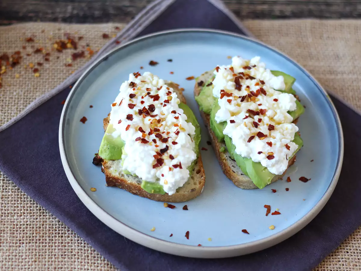 Tostada de aguacate y cottage cheese con miel picante - foto 4
