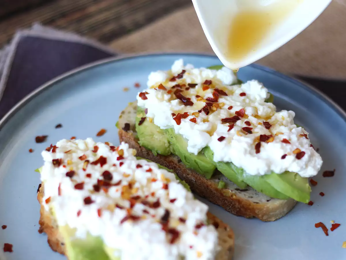 Tostada de aguacate y cottage cheese con miel picante - foto 5