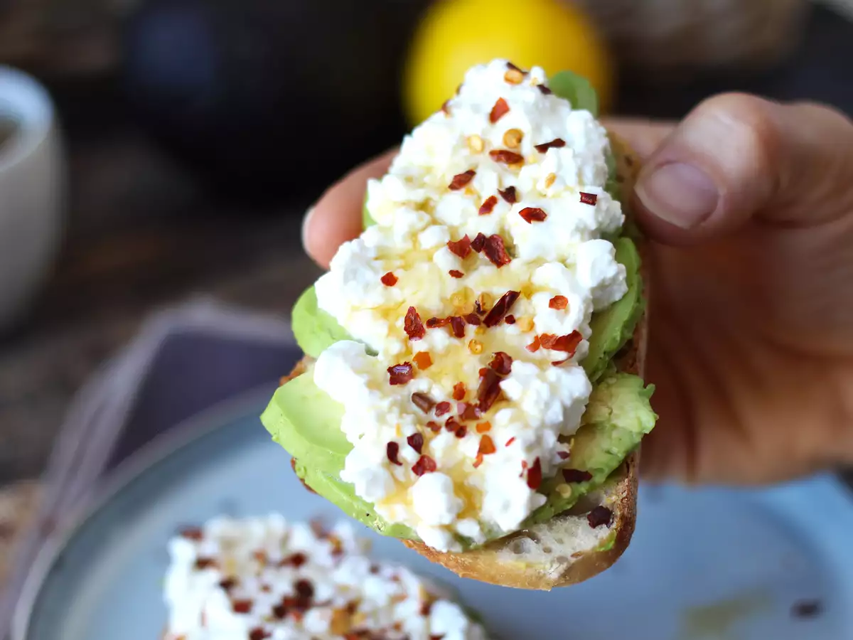 Tostada de aguacate y cottage cheese con miel picante - foto 6