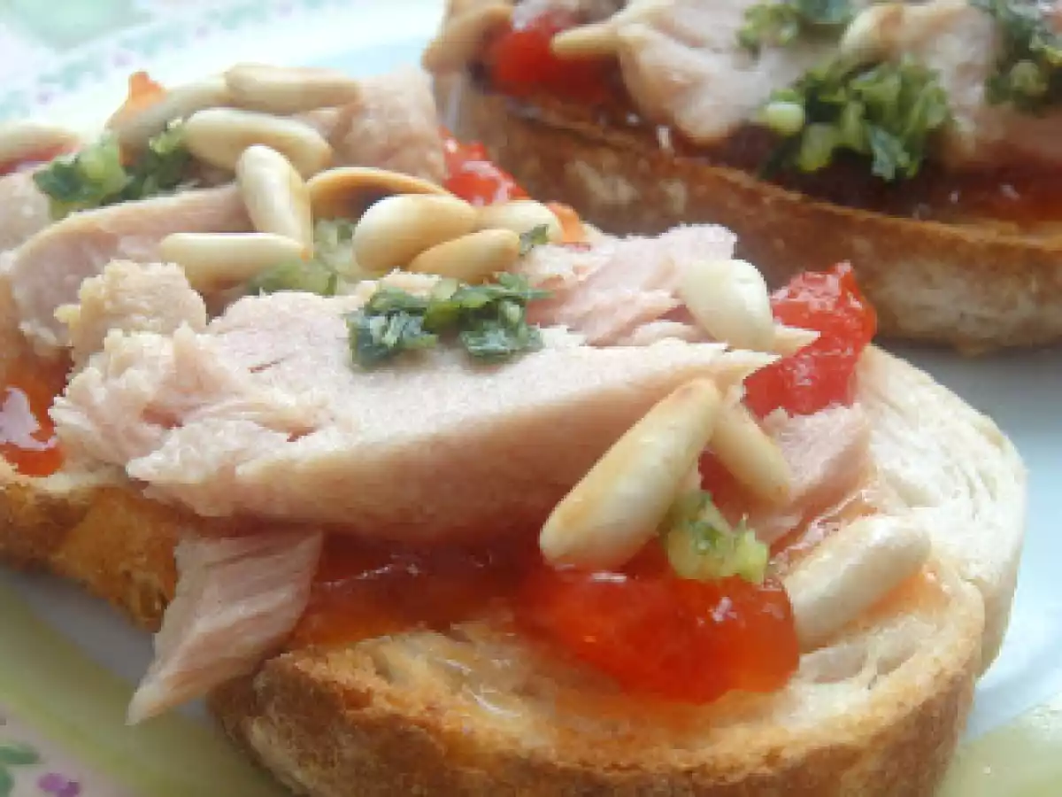 Tostada de bonito en aceite con mermelada de tomate y piñones