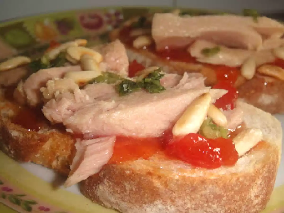 Tostada de bonito en aceite con mermelada de tomate y piñones - foto 2