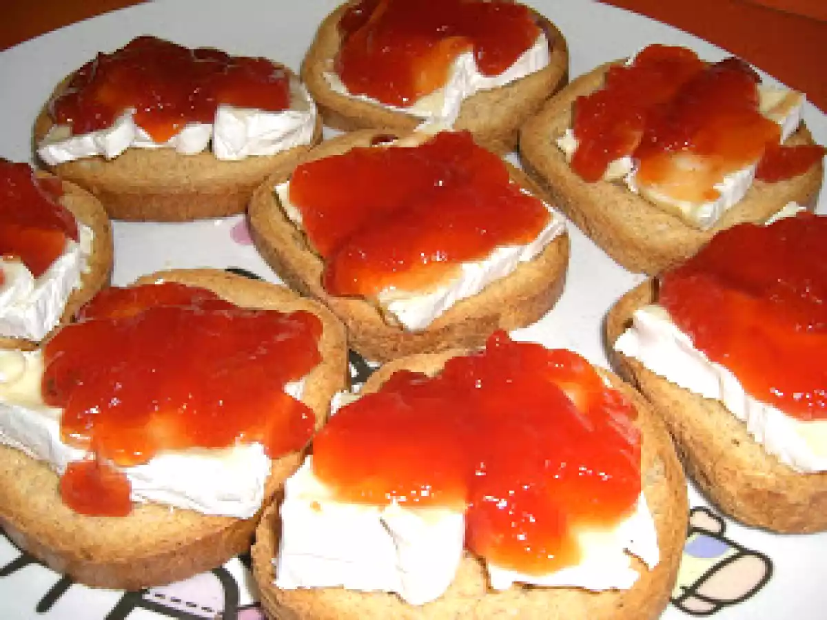Tostada de Camembert y confitura de tomate