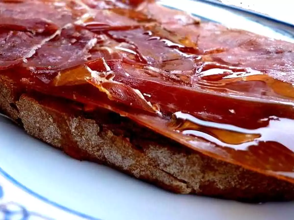 Tostada de jamón ibérico, setas y gambas