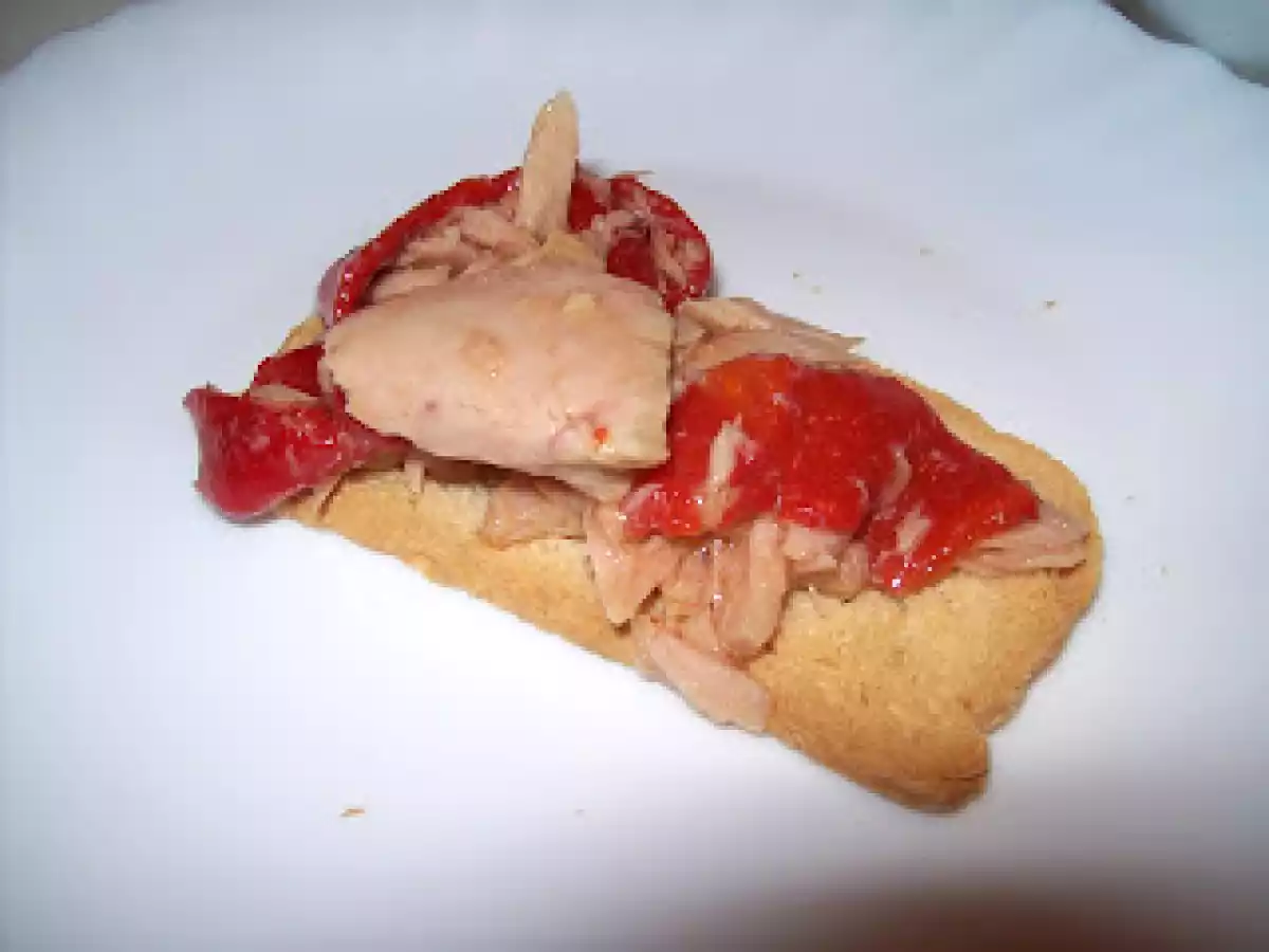 TOSTADA MEDITERRANIA ATUN Y PIMIENTOS ASADOS.