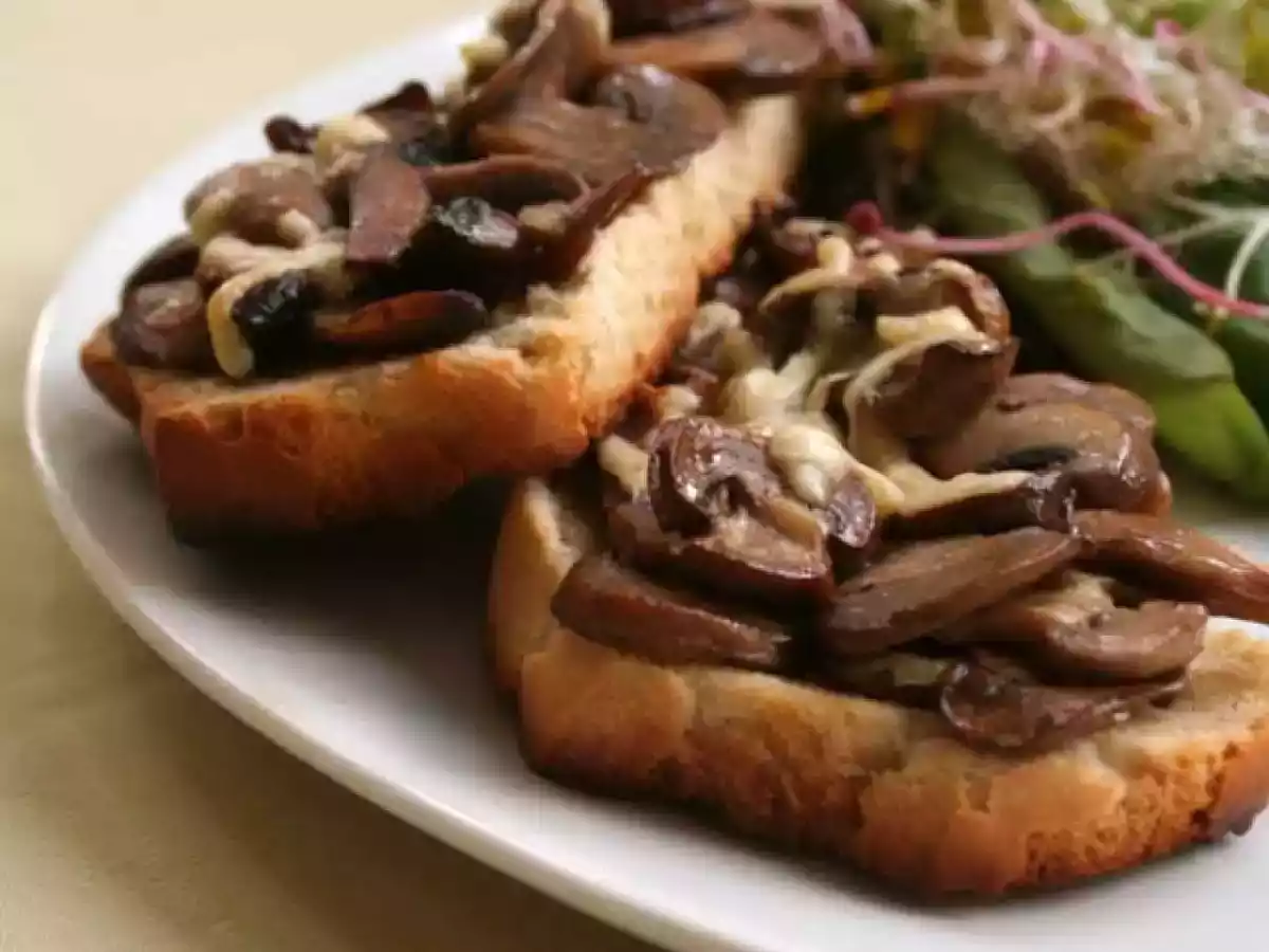 Tostadas con hongos y queso Boffard