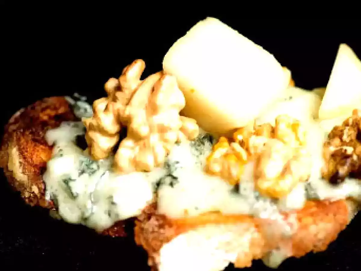 Tostadas con queso Gorgonzola, nueces y pera