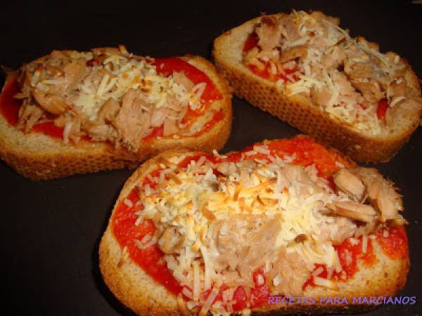 TOSTAS CON ATÚN