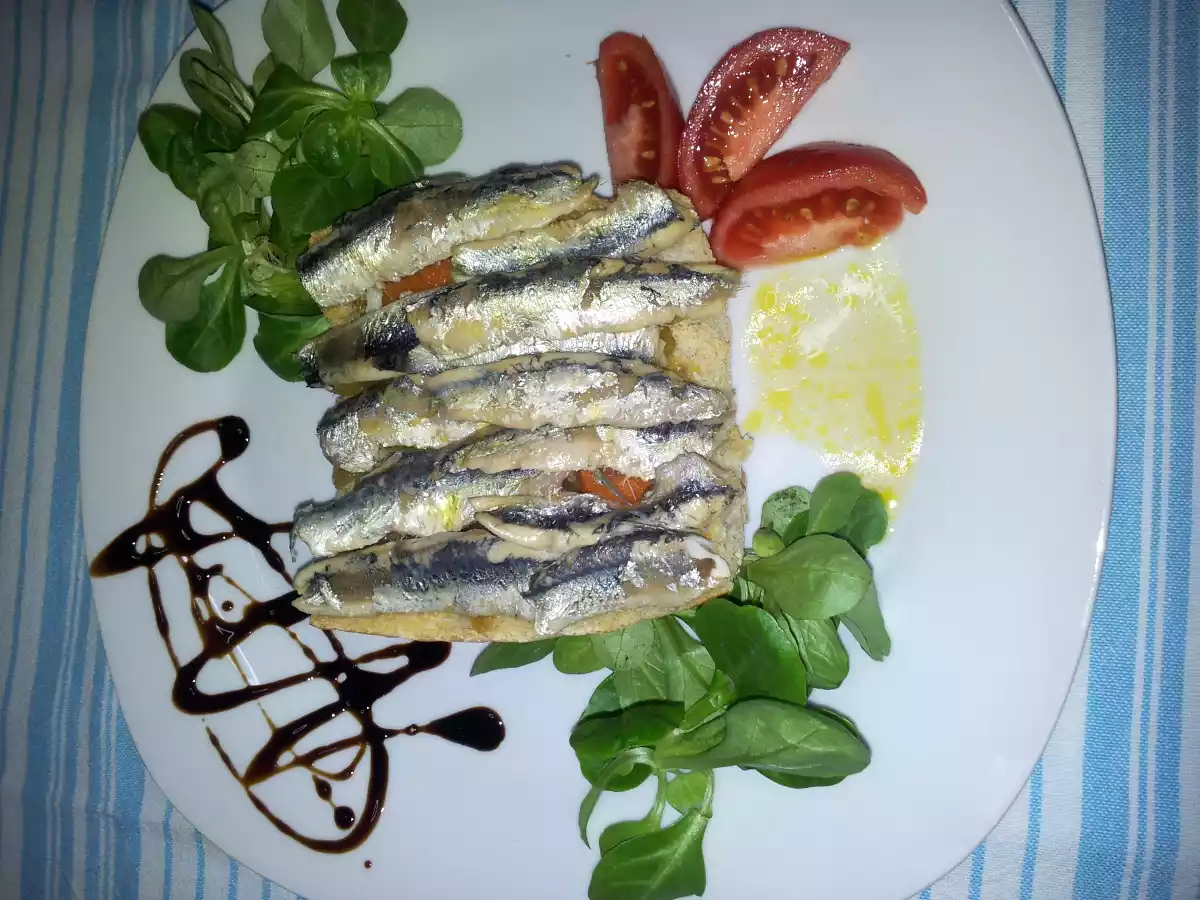 Tostas de boquerones confitados y zanahoria