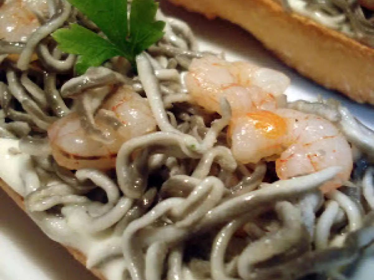 TOSTAS DE GULA CON GAMBAS Y ALI OLI