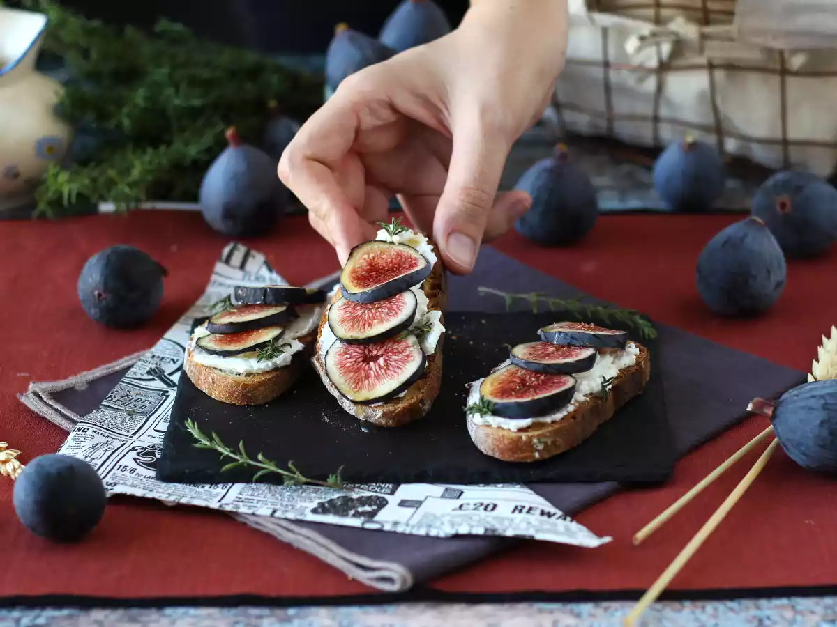Tostas de higos con queso fresco de cabra, miel y romero - foto 3