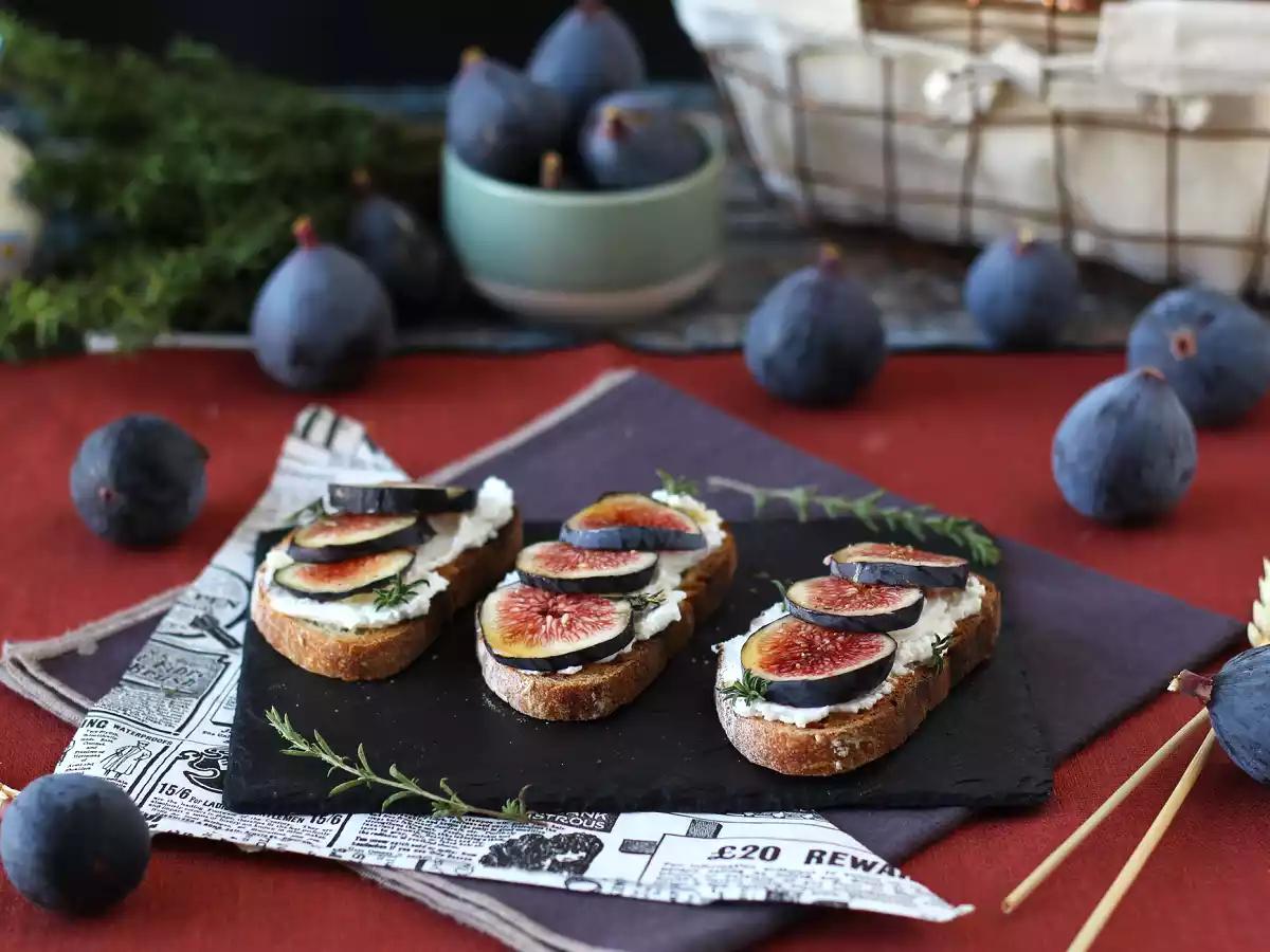 Tostas de higos con queso fresco de cabra, miel y romero - foto 6