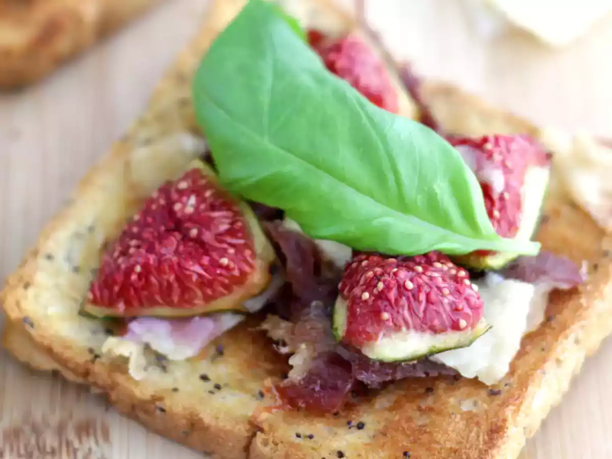 Tostas de higos, jamón y parmesano - foto 4