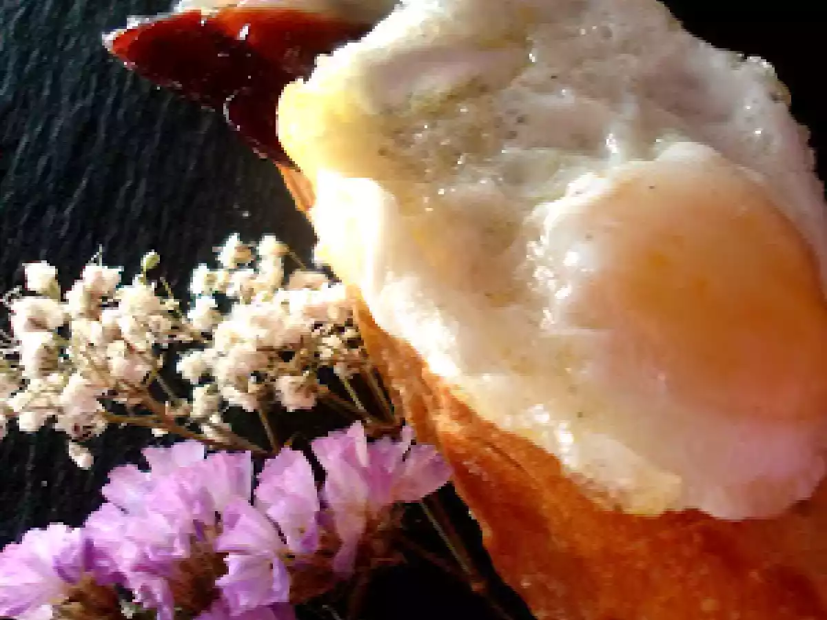 Tostas de jamón de pato con huevo de codorniz