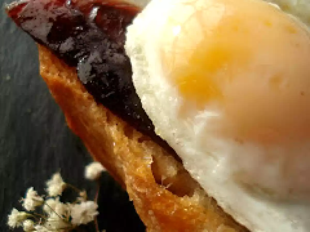 Tostas de jamón de pato con huevo de codorniz - foto 2