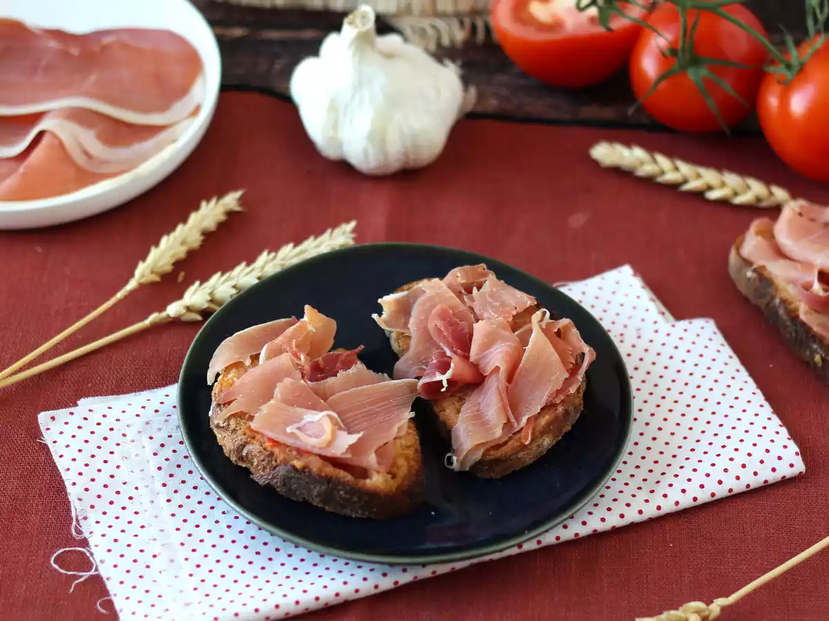 Tostas de jamón serrano y tomate