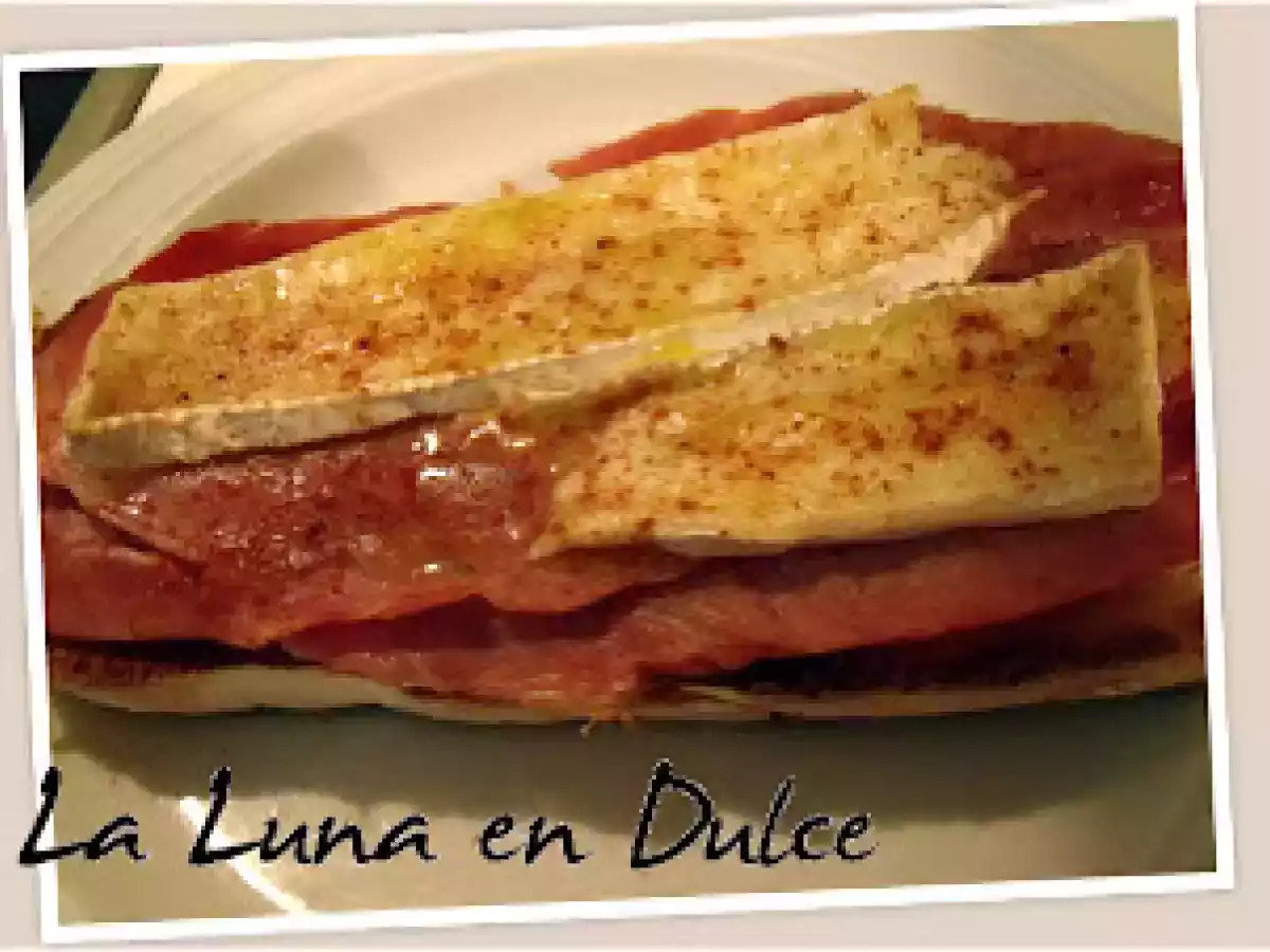 Tostas de lacón o pata asada con brie.