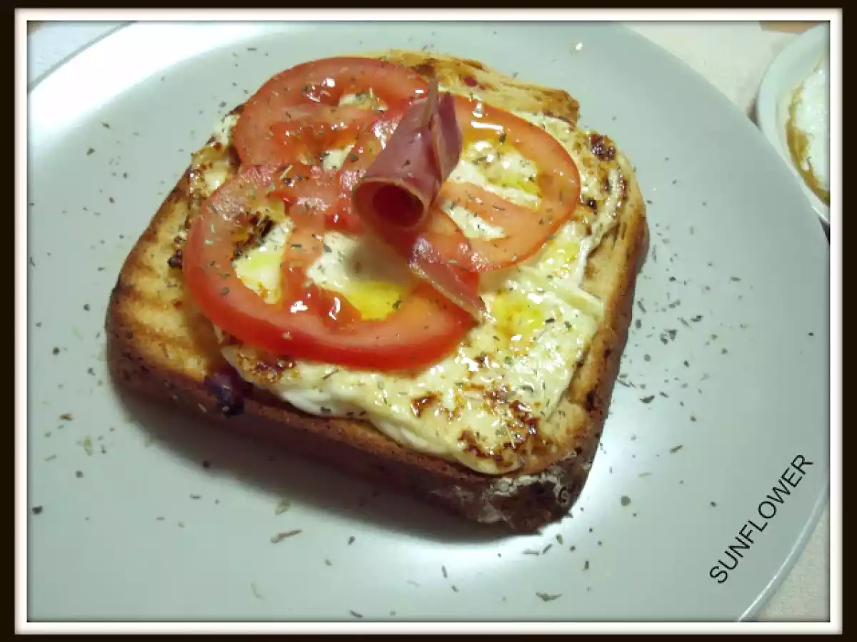 Tostas de pan de chorizo con queso fresco a la plancha