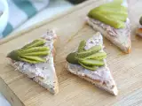 Tostas de paté de campaña y pepinillos, foto 1