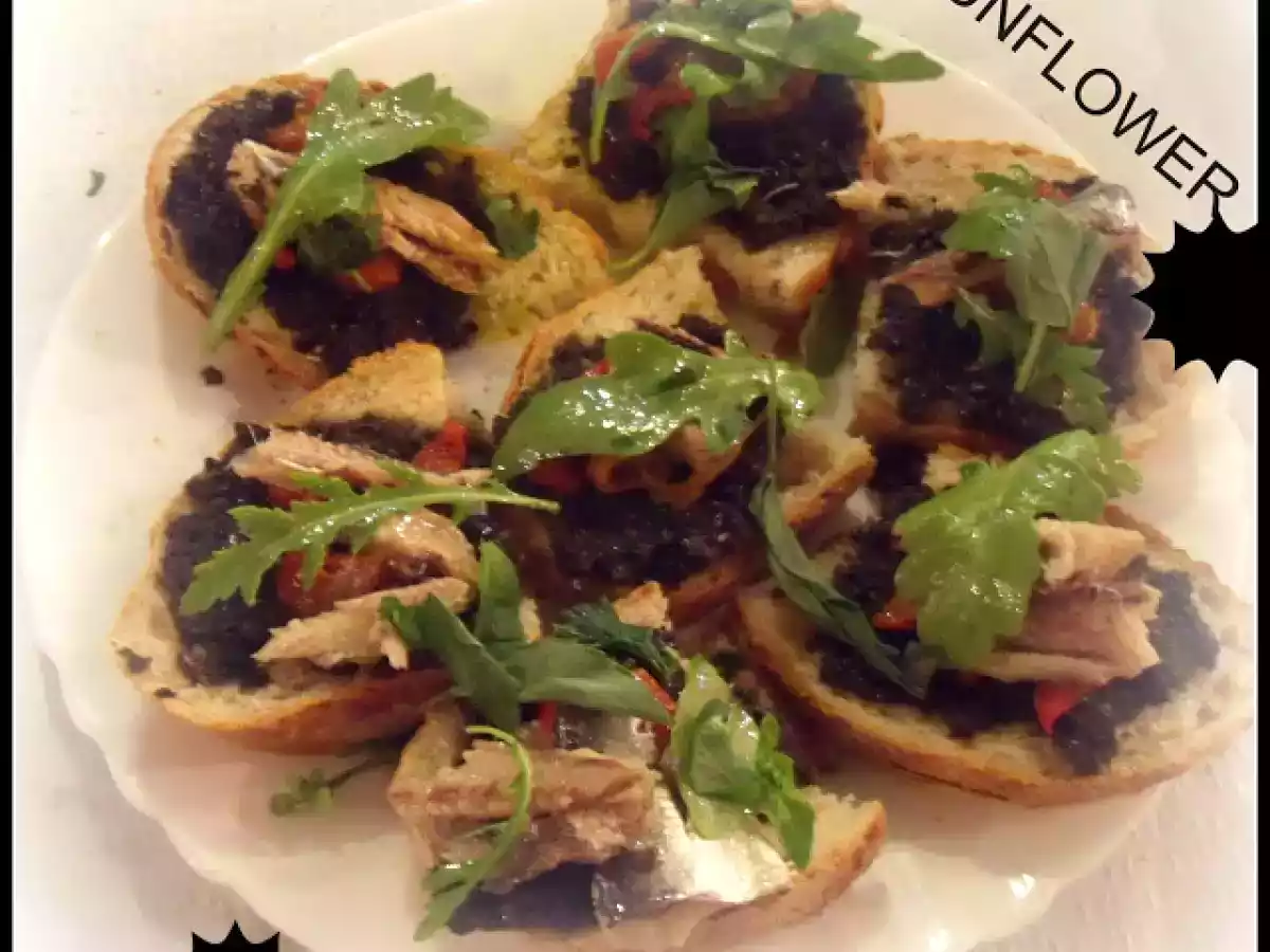 Tostas de tapenade casero, mermelada de tomate y sardinillas