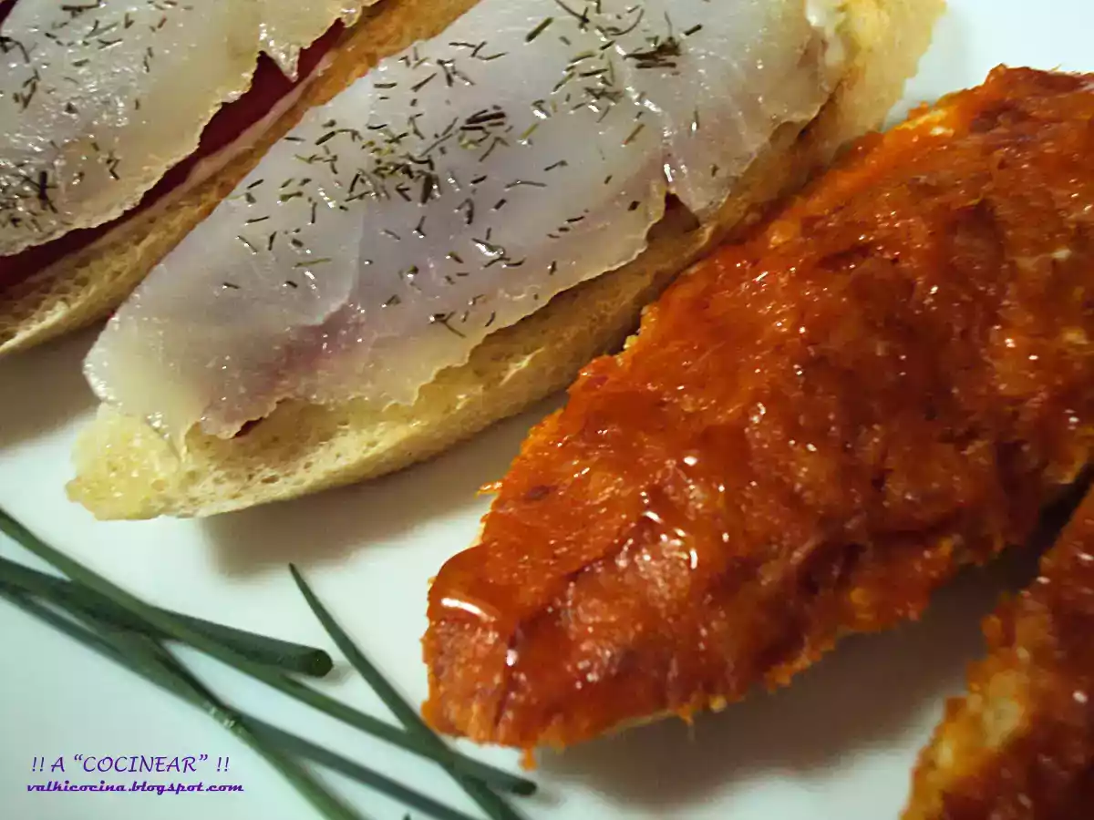 Tostas frías: bacalao ahumado/ piquillos y sobrasada/miel