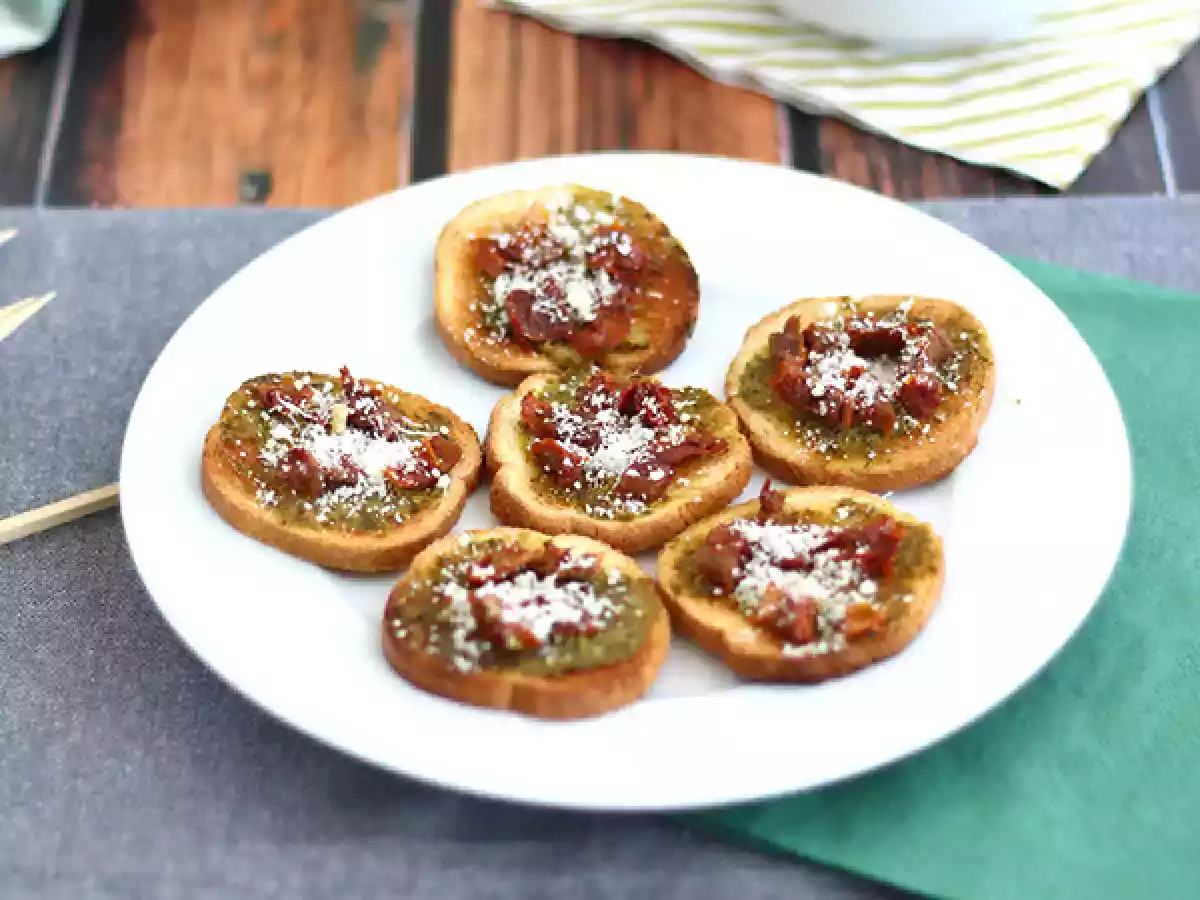 Tostas pesto, parmesano y tomates secos