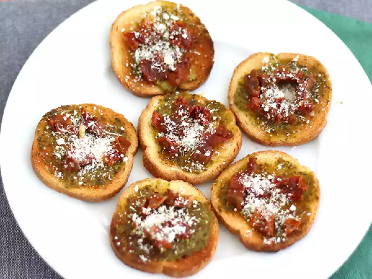 Tostas pesto, parmesano y tomates secos - foto 2