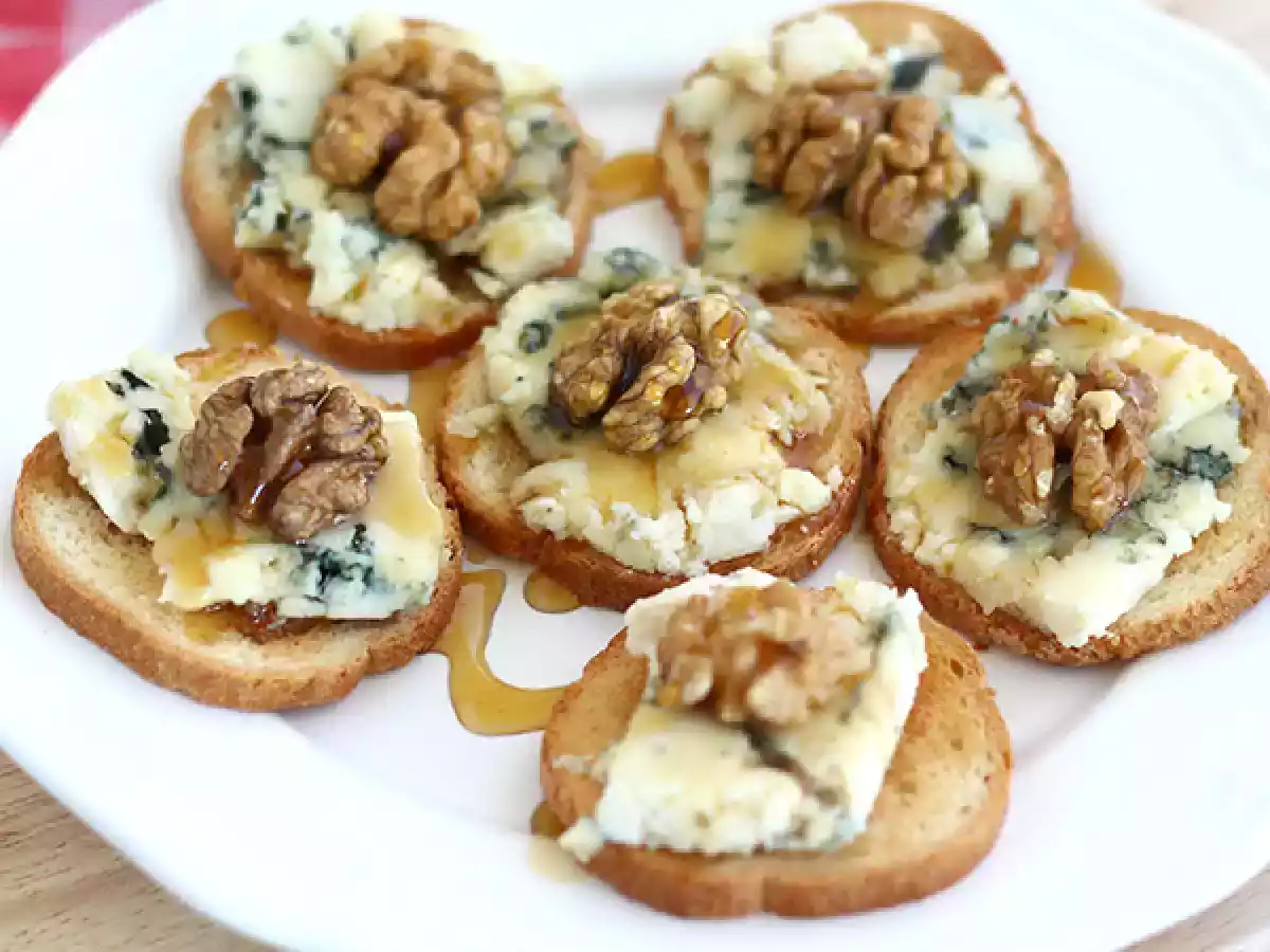 Tostas roquefort, nueces y miel