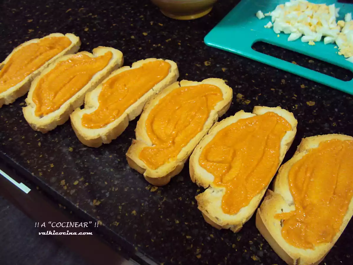 Tostas variadas con base de salmorejo - foto 3
