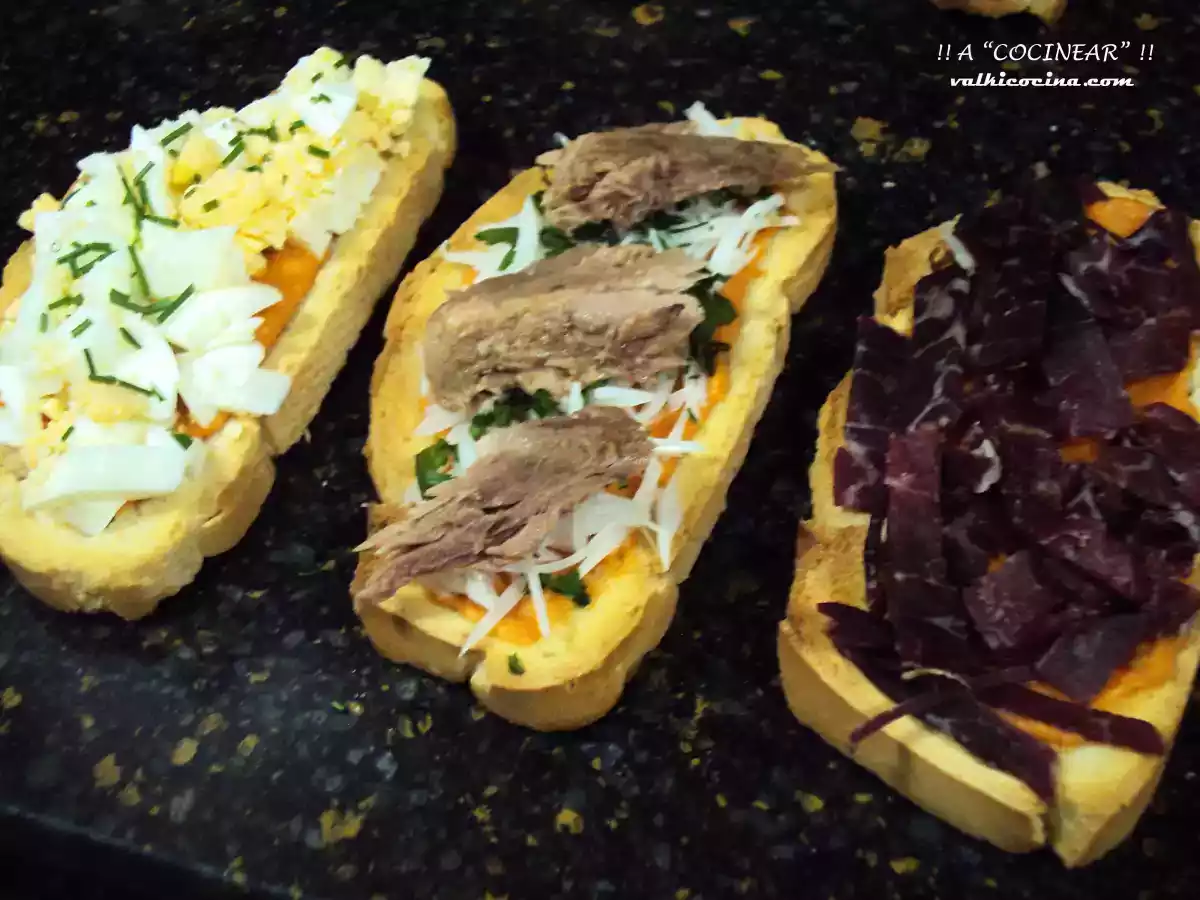 Tostas variadas con base de salmorejo - foto 4