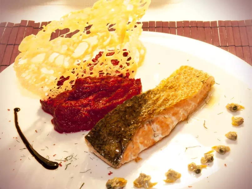 Tournedós de salmón con teja de Parmesano, foto 1