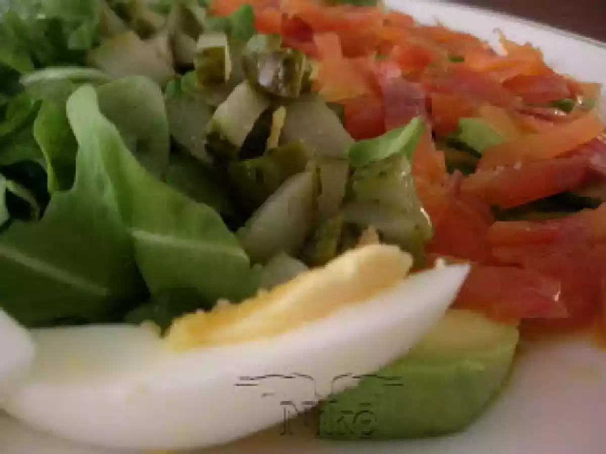 TRAS UNA DURA JORNADA: ENSALADA DE AGUACATE, RÚCULA Y TRUCHA