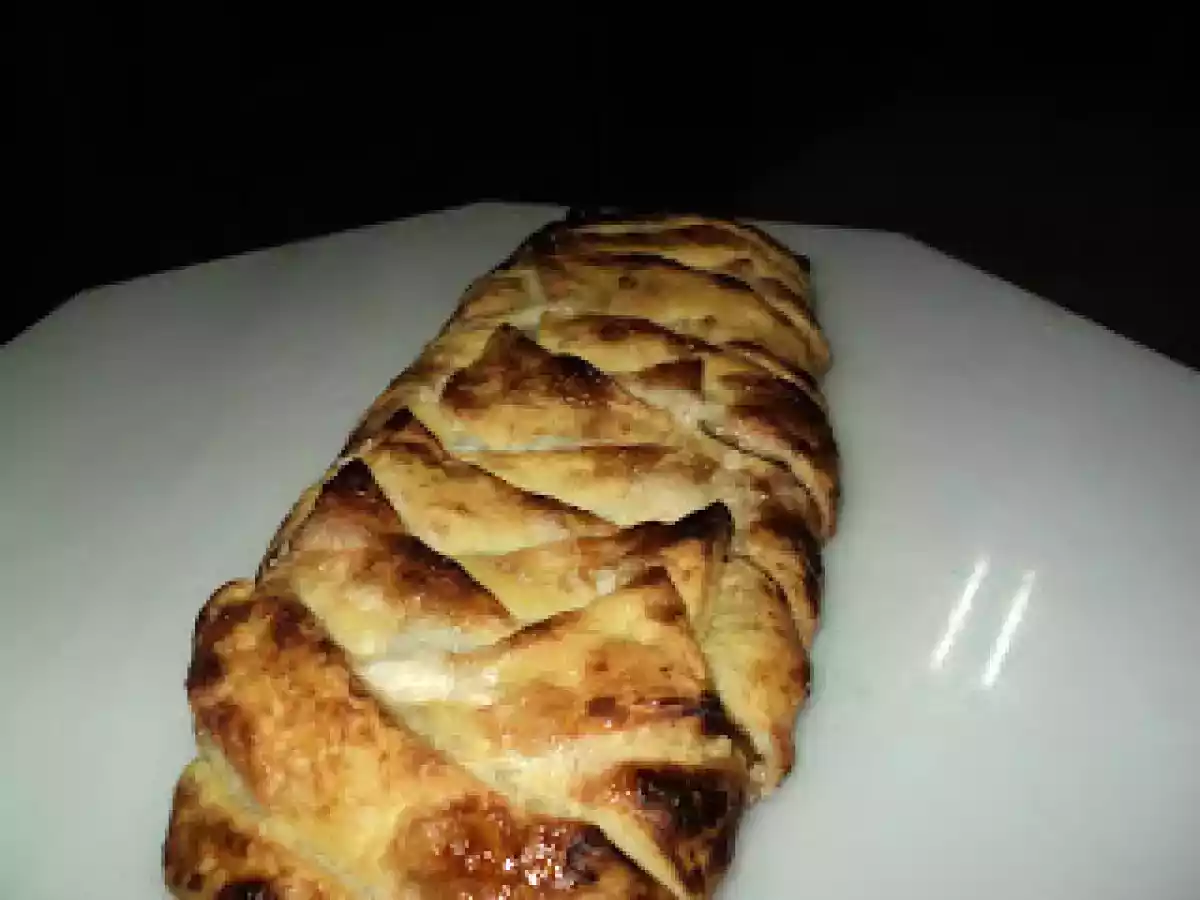 TRENZA DE HOJALDRE CON MANZANA Y NUECES.