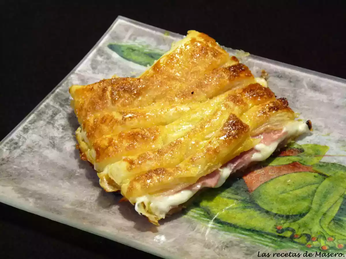 Trenza de hojladre caramelizada de jamón york y queso.