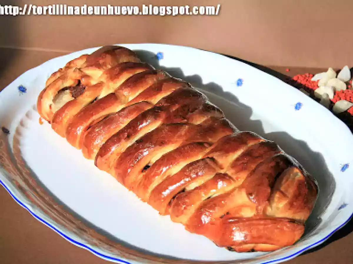 Trenza de morcilla patatera, pera y cebolla confitada