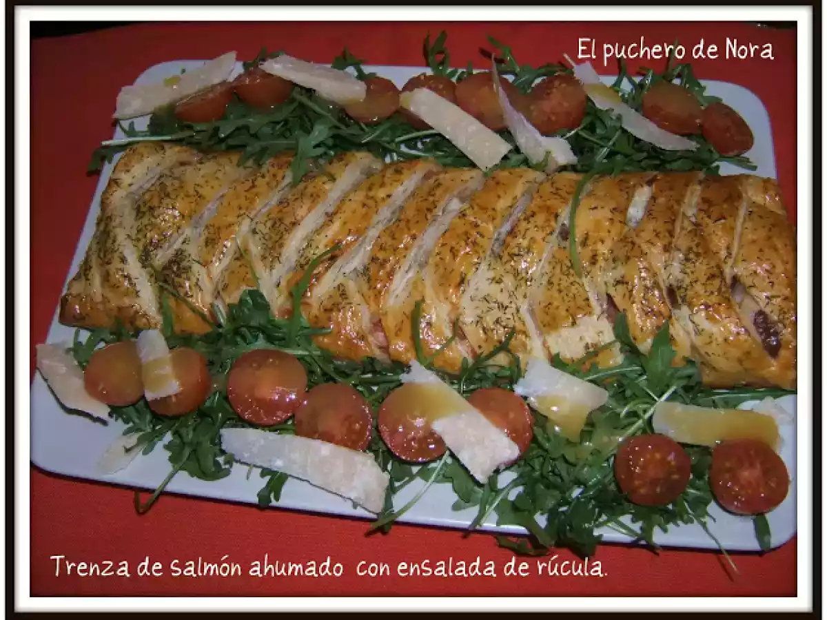 Trenza de salmón ahumado con ensalada de rúcula.