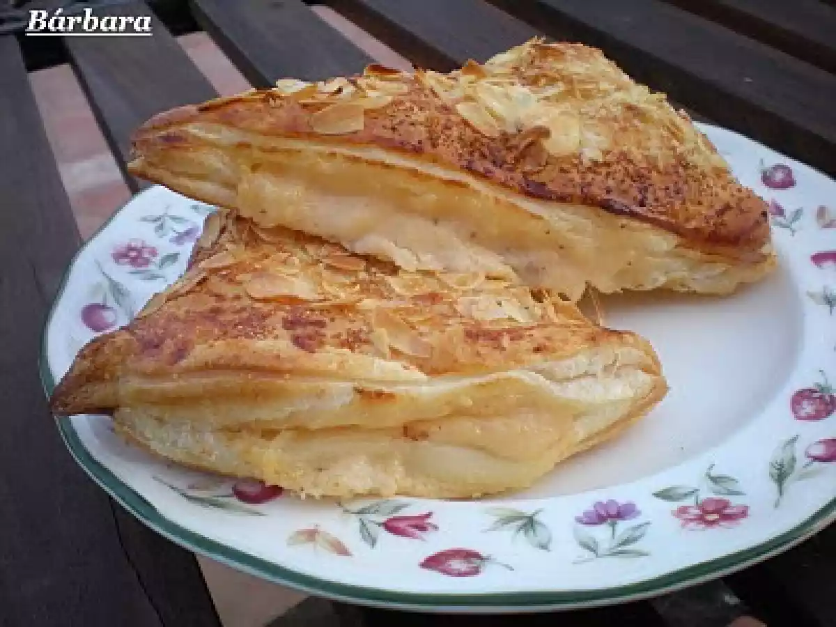 TRIANGULOS DE HOJALDRE Y CREMA