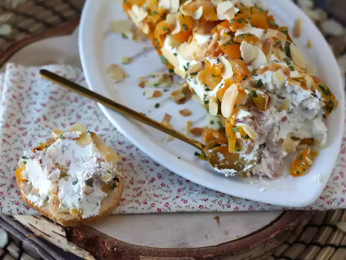 Tronco de queso crema de queso con orejones, jamón serrano y almendras - foto 2