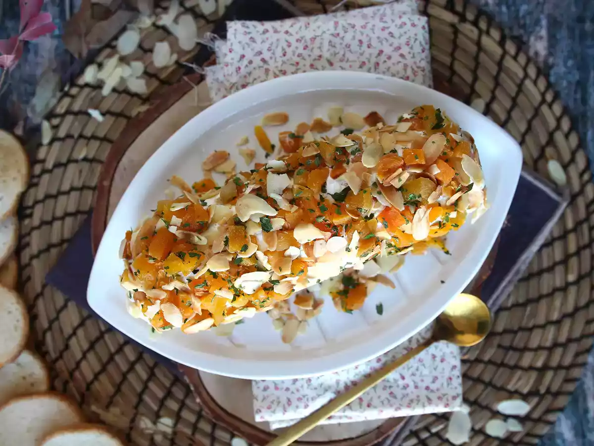 Tronco de queso crema de queso con orejones, jamón serrano y almendras - foto 3