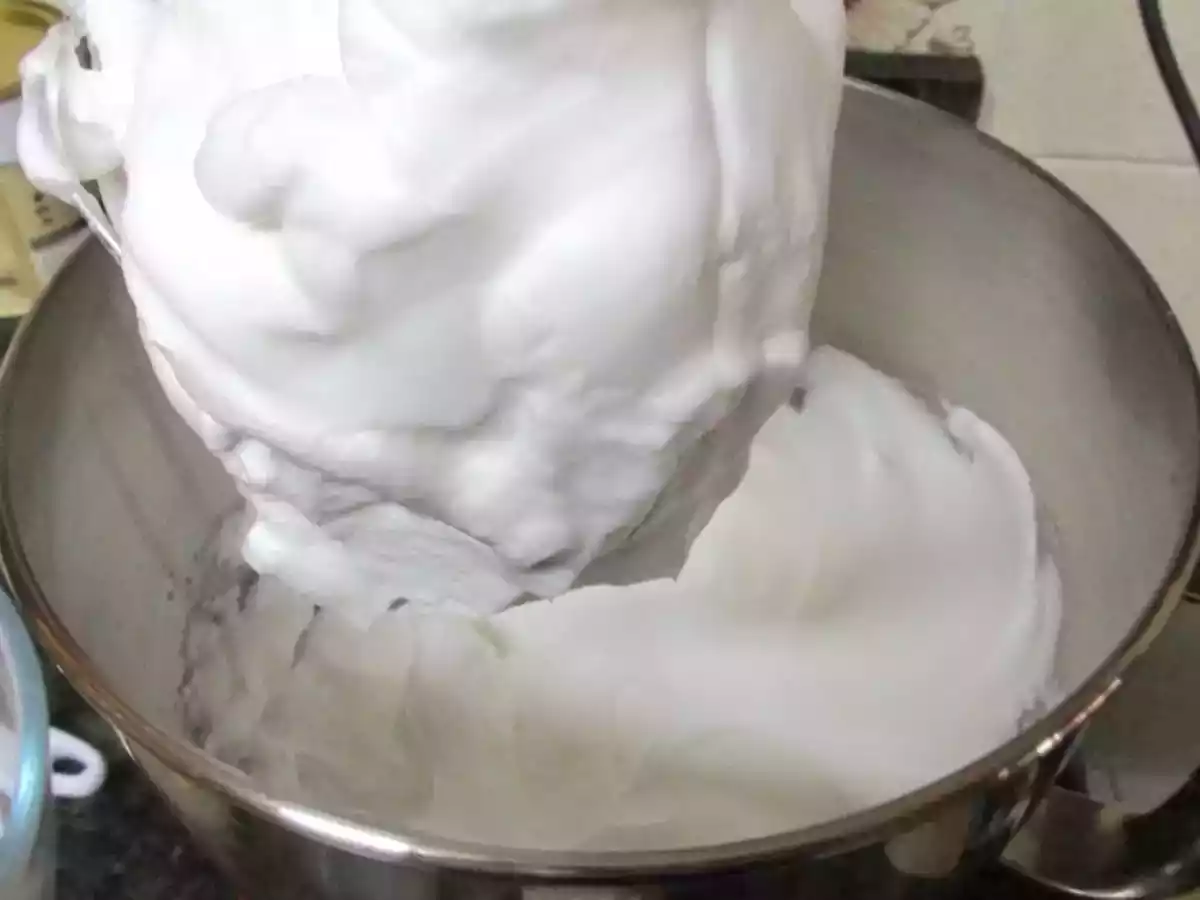 Tronco relleno de turrón con bizcocho esponja de pistacho - foto 2