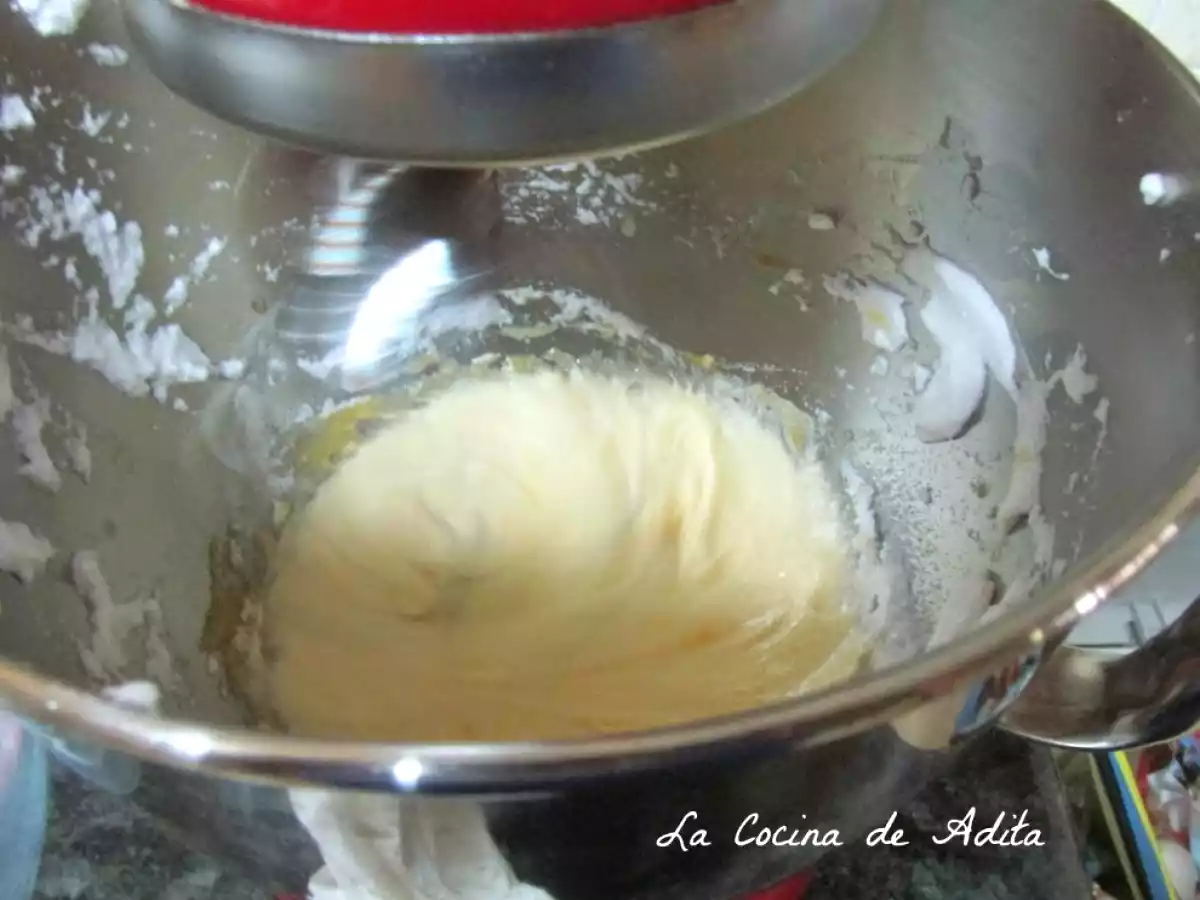 Tronco relleno de turrón con bizcocho esponja de pistacho - foto 3