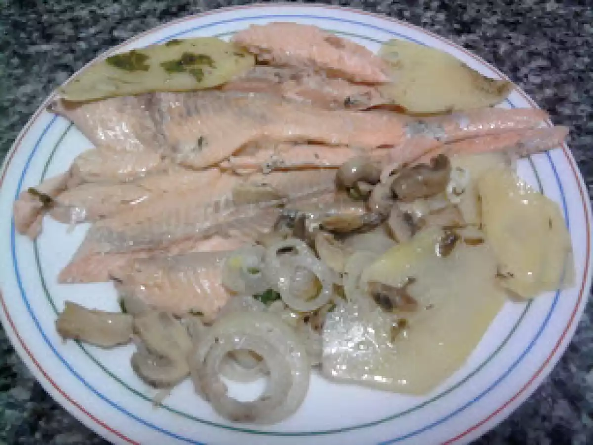TRUCHA AL HORNO CON PATATAS PANADERAS