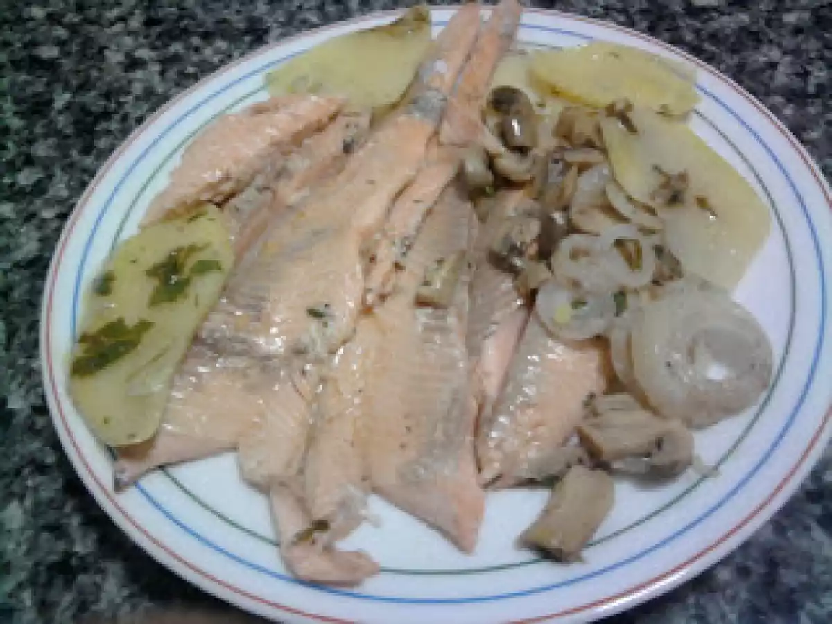 TRUCHA AL HORNO CON PATATAS PANADERAS - foto 2