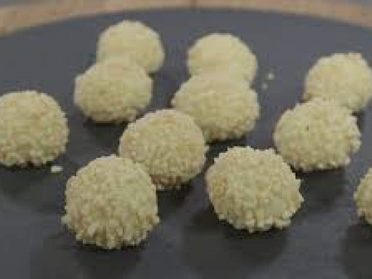 Trufas de chocolate de chocolate blanco recubiertas con coco rallado