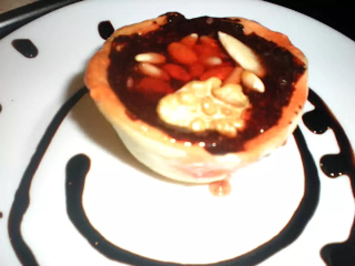 Tulipas de hojaldre con chocolate frutos secos y jalea de membrillo