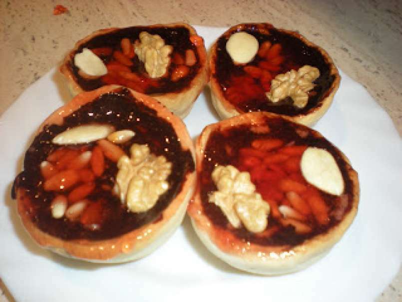 Tulipas de hojaldre con chocolate frutos secos y jalea de membrillo - foto 2