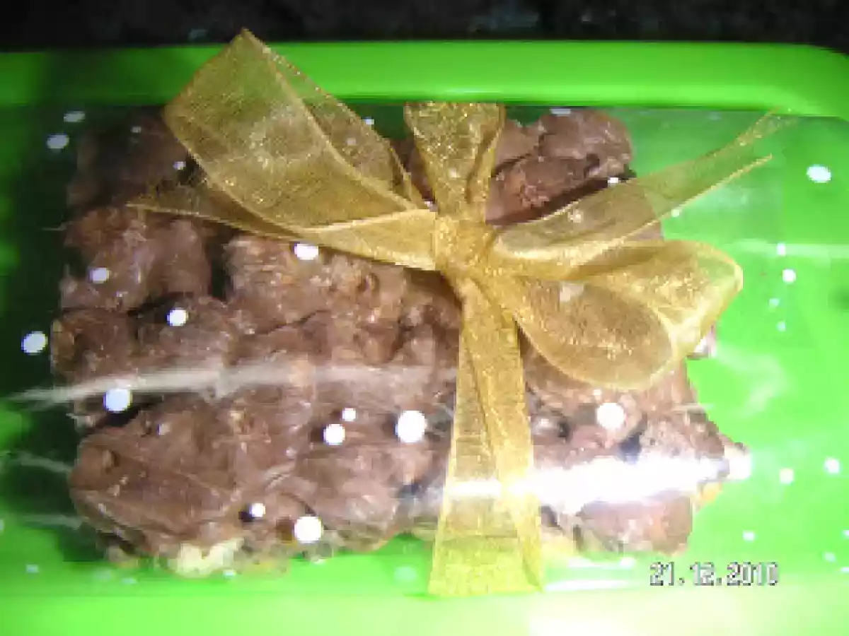 TURRON DE CHOCOLATE CON ALMENDRAS Y AVELLANAS